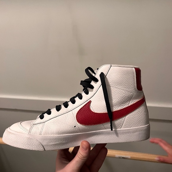 Women’s Nike Blazers Size 8 - Picture 3 of 3